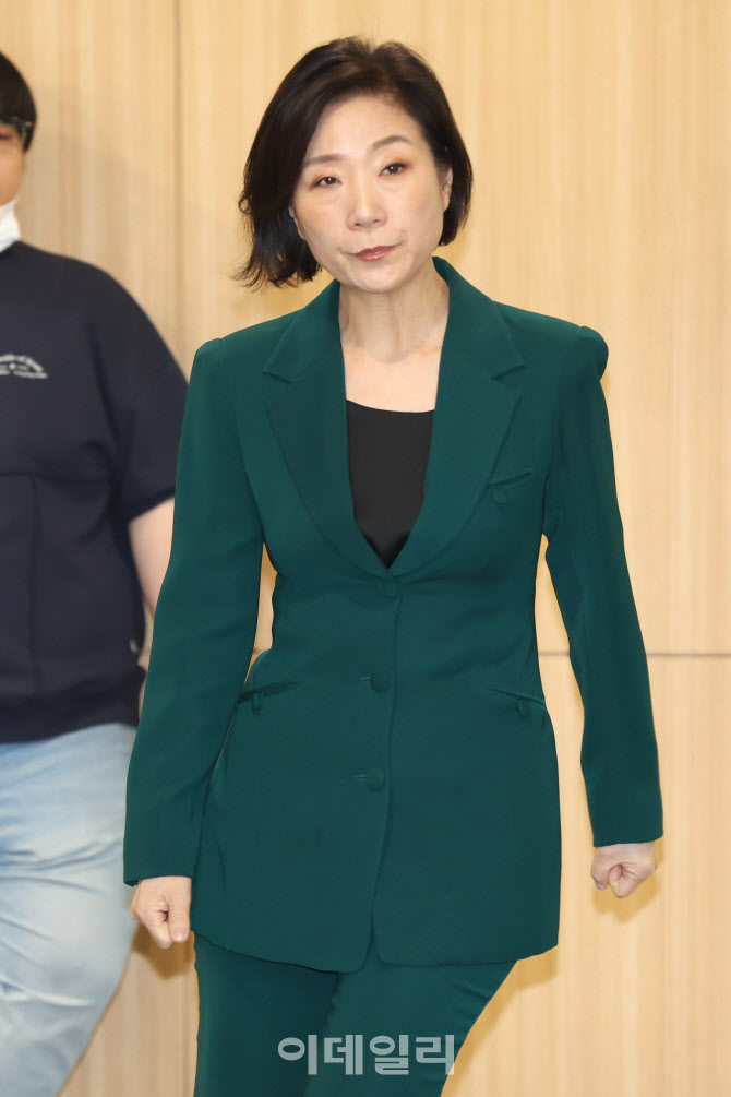 브리핑 참석하는 오영주 중기부 장관                                                                                                                                                                
