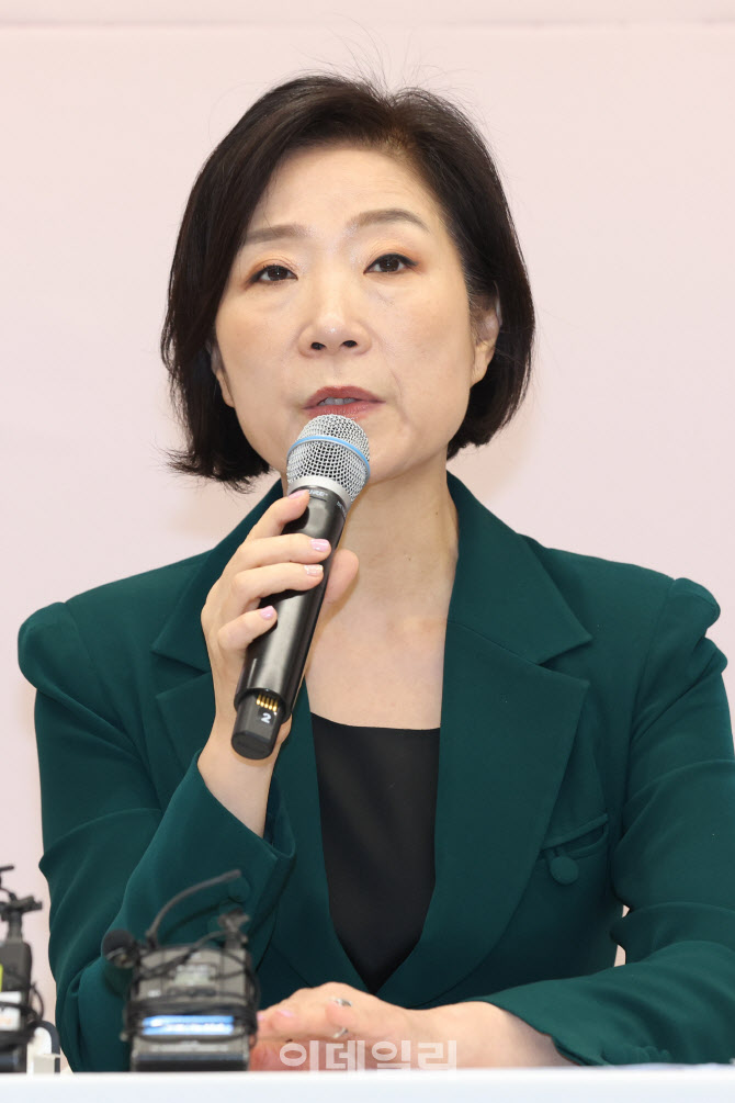 직접 브리핑하는 오영주 중소기벤처기업부 장관                                                                                                                                                      
