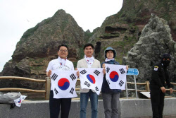 "적반하장"...한국 의원들 독도 찾자 日 "일본땅 상륙" 반발
