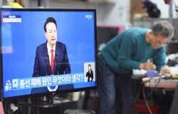 [포토]생중계 되는 윤석열 대통령 취임 2주년 기자회견                                                                                                                                                     