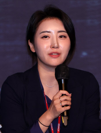 패널들과 토론하는 신은혜 500글로벌 수석매니저