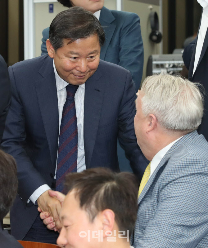 '당선자 총회 참석한 이철규'                                                                                                                                                             