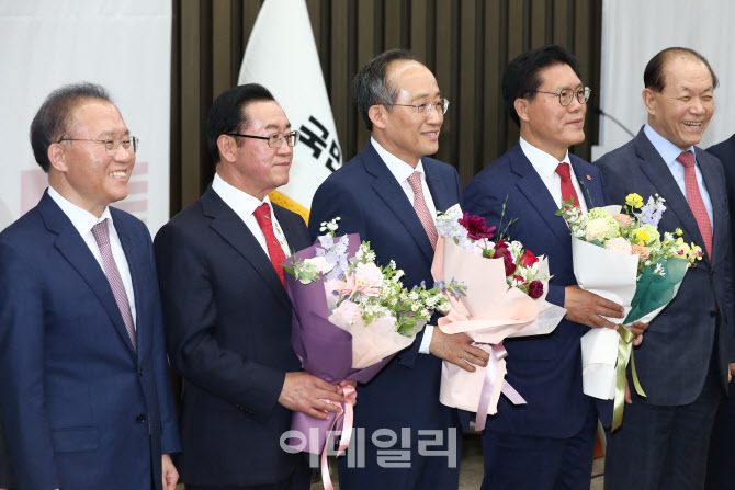 '국민의힘 새 원내대표에 추경호 선출'                                                                                                                                                    