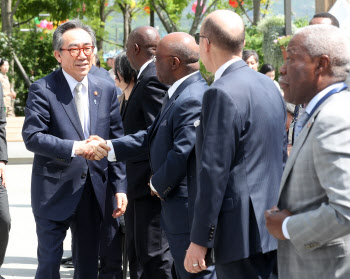 아프리카 대사들과 인사하는 조태열 외교부장관