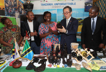 탄자니아 특산물 살펴보는 조태열 외교부장관