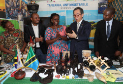 [포토] 탄자니아 특산물 살펴보는 조태열 외교부장관                                                                                                                                                       