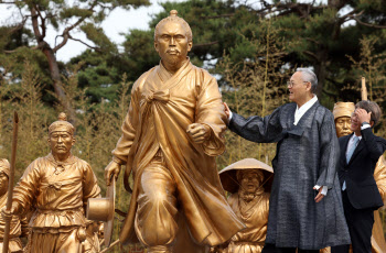 동학기념식 전 전봉준 동상 살펴보는 유인촌 장관
