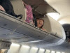 비행기 좌석 위 짐칸서 잠든 ‘민폐 승객’…“아무도 안 말렸다고?”