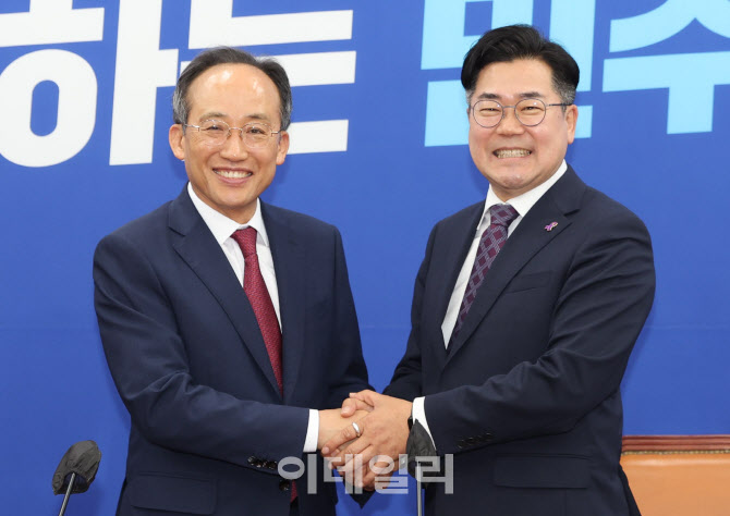 '두 손 맞잡은 여야 원내대표'                                                                                                                                                            