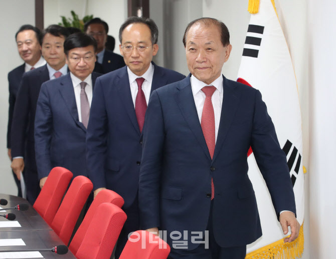 '첫 비대위 참석하는 황우여-추경호'                                                                                                                                                      