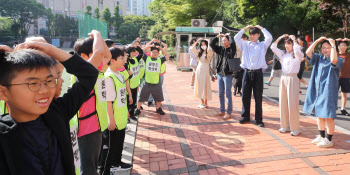 스승의날 하루 앞두고 선생님에게 하트