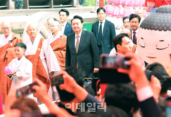 봉축법요식 참석하는 윤석열 대통령                                                                                                                                                                 