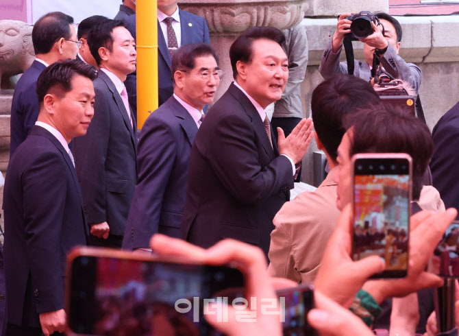 '불자들에게 인사하는 윤석열 대통령'                                                                                                                                                     