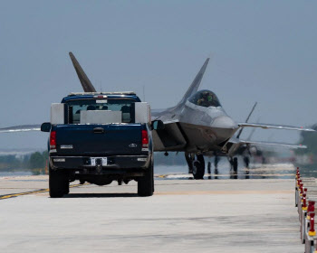 세계 최강 전투기 美 F-22, 韓 F-35A와 첫 전투기동훈련