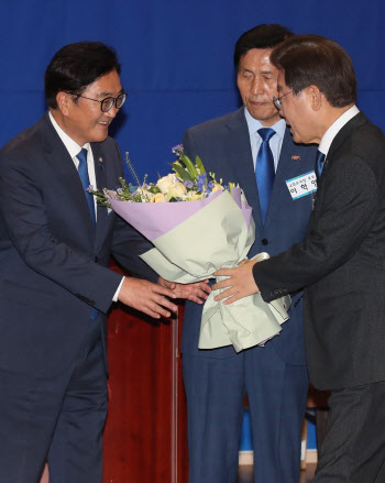 국회의장 후보 선출 '꽃다발 받는 우원식 의원'