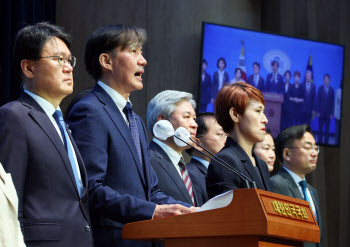 조국, '대통령 4년 1회 연임제' 제안…"尹, 임기 단축 결단해야"