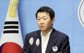 與 "5·18정신, 특정 정치세력 아닌 대한민국 민주화 상징돼야"