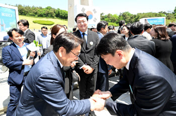 안철수 “5·18정신 헌법 전문 수록 합당해”