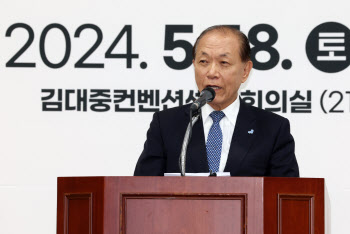 황우여 “5·18은 자랑스런 민주역사, 모든 것 녹이는 개헌 필요”