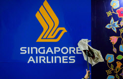싱가포르항공 여객기, 난기류에 비상착륙…1명 사망·30명 부상