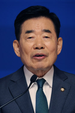 [포토]'취재진 질문에 답하는 김진표'                                                                                                                                                           