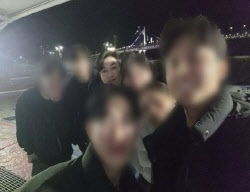 ‘강형욱 논란' 불똥 튈라…직원들과 찍은 사진 공개한 수의사 설채현
