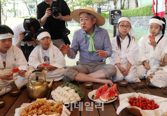  어린이들과 새참 먹는 강호동 농협회장                                                                                                                                                             
