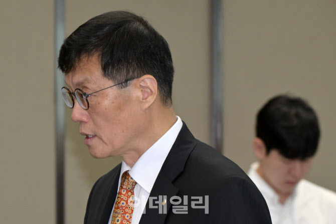  금통위 참석하는 한은 총재                                                                                                                                                                        