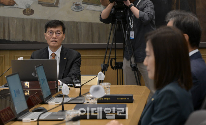  금융통화위원회 주재하는 이창용 한은 총재                                                                                                                                                         