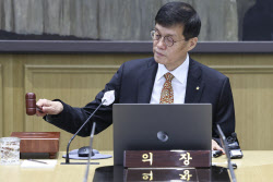 [포토] 금융통화위원회 주재하는 한국은행 총재                                                                                                                                                            