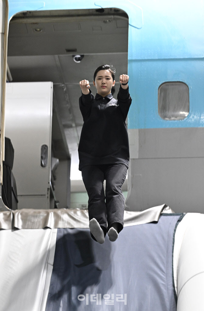 승무원의 비상탈출훈련                                                                                                                                                                             