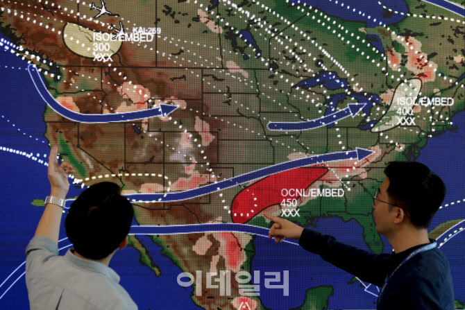 종합통제센터에서 일하는 직원들                                                                                                                                                                    