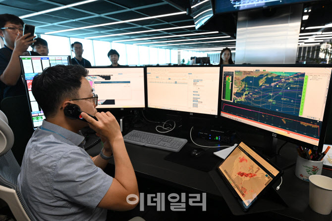 대한항공 종합통제센터에서 항공기와 위성통화                                                                                                                                                       