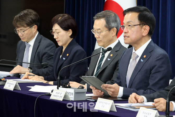 최상목 부총리 "18.1조 원의 반도체 금융 지원 프로그램 가동"                                                                                                                              
