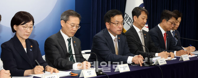 정부, 반도체 생태계 강화 26조 파격 지원한다…70% '中企' 집중                                                                                                                            
