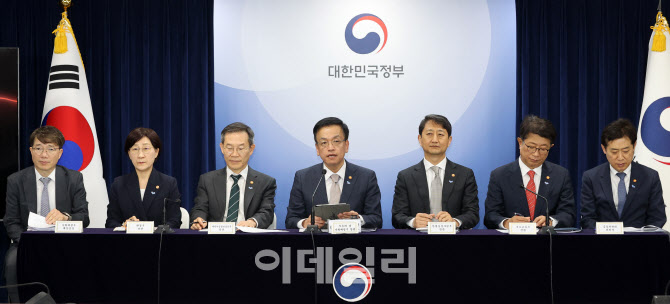 정부, 반도체 산업에 26조원 지원···산은 통해 17조원 저리대출                                                                                                                                    