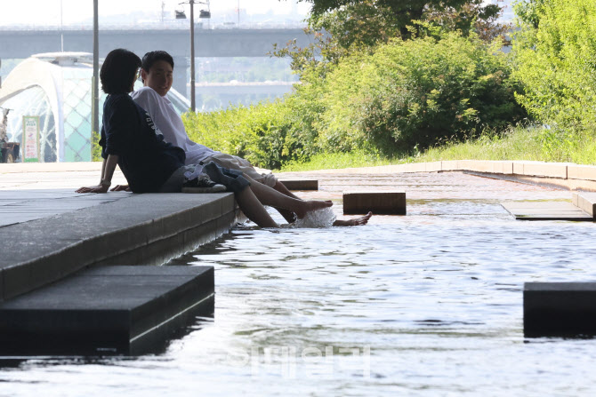 발만 담궈도 시원해~                                                                                                                                                                               