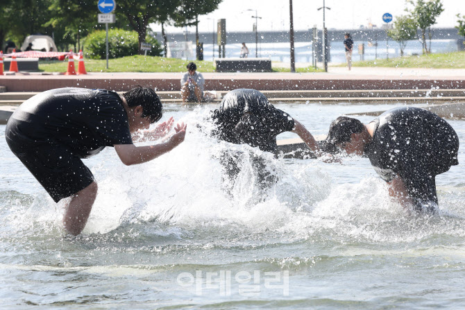 무더위 식히는 아이들                                                                                                                                                                              
