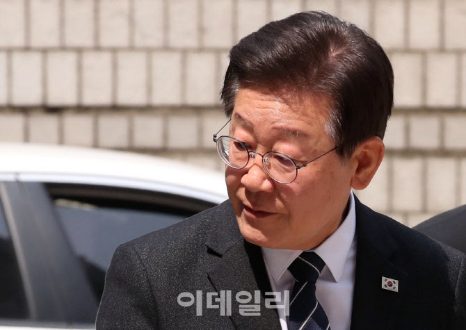 '법정향하는 이재명 대표'                                                                                                                                                                