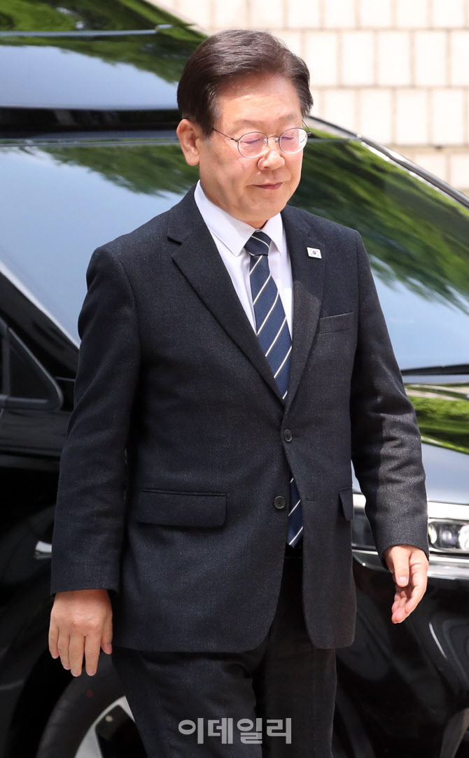 '법원 출석하는 이재명 대표'                                                                                                                                                             