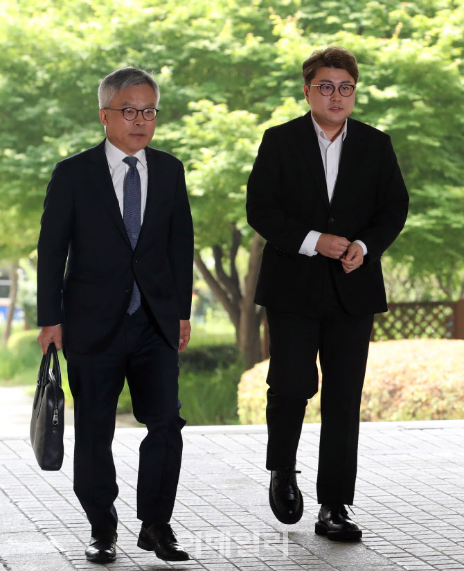 '영장실질심사 출석하는 가수 김호중'                                                                                                                                                     