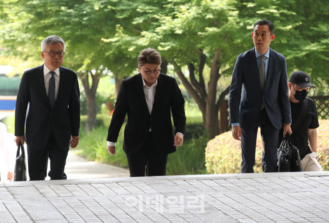 '법정 향하는 가수 김호중'                                                                                                                                                               