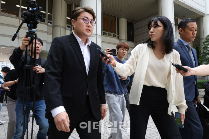 가수 김호중, '굳은 표정으로 법정 출석'                                                                                                                                                  