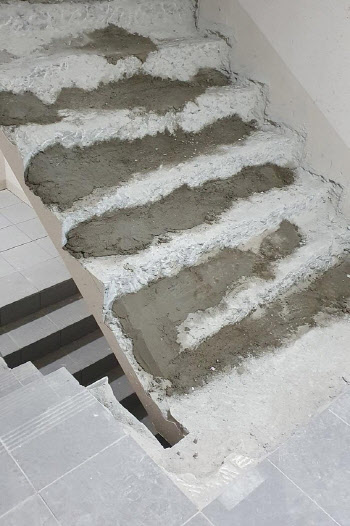 [단독] 계단 이어 지하주차장 바닥도 깎나…아파트 준공 불허