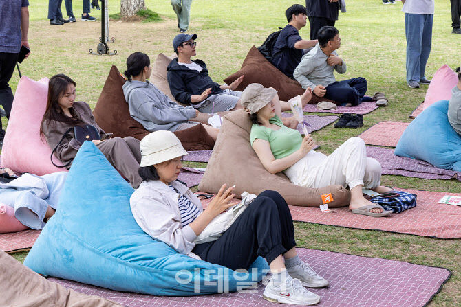  영등포 정원축제에서 힐링하는 시민들                                                                                                                                                              