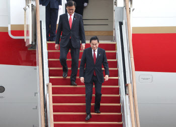 기시다 총리, 서울공항 도착…‘한일중 정상회의’ 참석차 1년만 방한