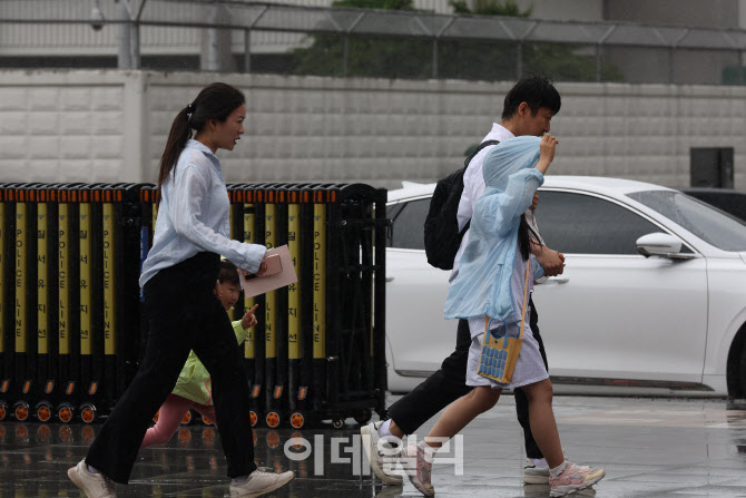 갑자기 내리는 봄비에 발걸음 재촉                                                                                                                                                                  