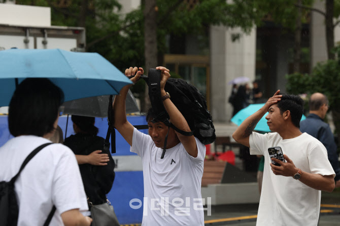 가방으로 비를 막아보지만                                                                                                                                                                          