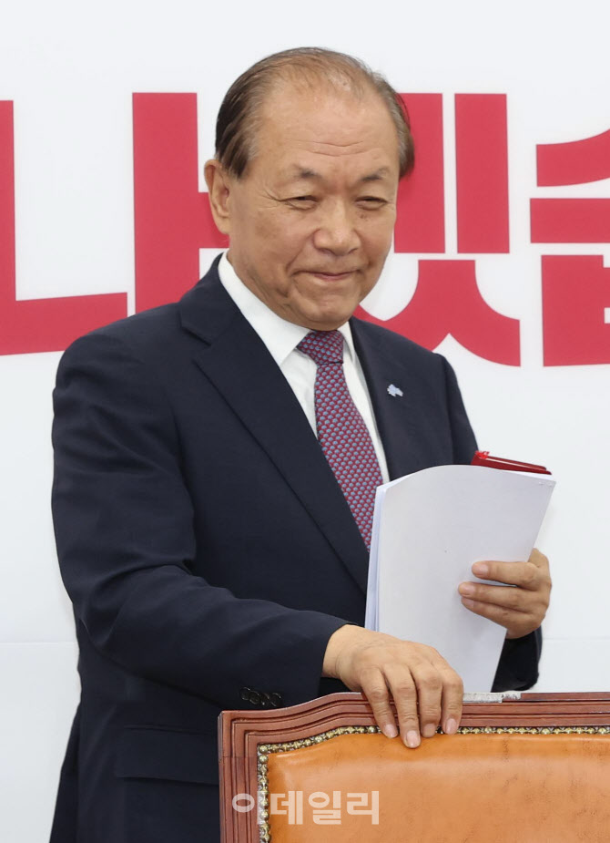 비대위 참석하는 황우여 비대위원장                                                                                                                                                                 