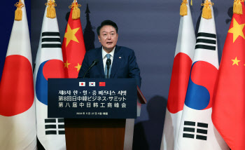 尹대통령 “한일중 투자 활성화…글로벌 이슈에 대응해야”
